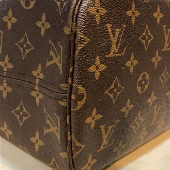 Louis Vuitton Neverfull MM - Picture 14 of 16